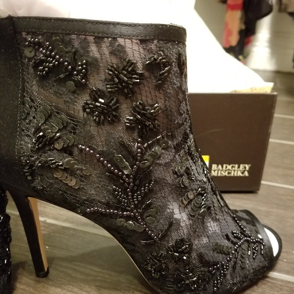 🏷SALE Badgley Mischka- Moyra Satin Lace Peep Toe - Picture 1 of 7